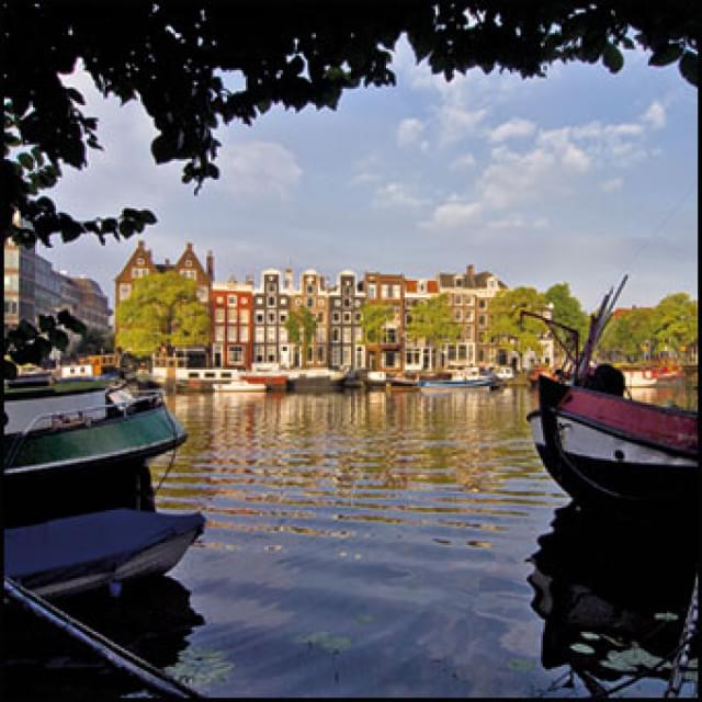 Karakteristieke Amsterdamse huizen langs de Amstel